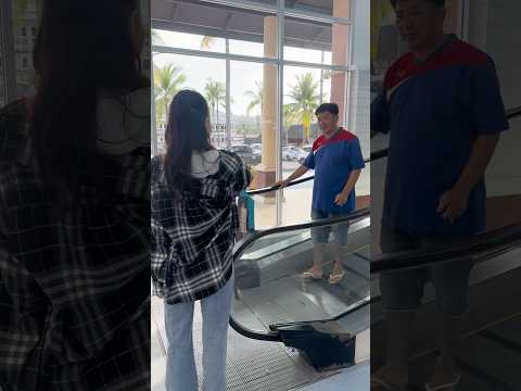 ด้านหลังกระเป๋ามีธนบัตรติดอยู่