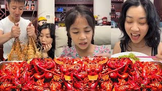 小龙虾盖面只有几只虾尾，老爸立马给女儿安排超大龙虾浇面，这下吃爽了！【东东一家】