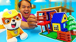 O filhote Rubble virou arquiteto! 🐾 Vamos construir uma casa com Patrulha Canina de brinquedo!
