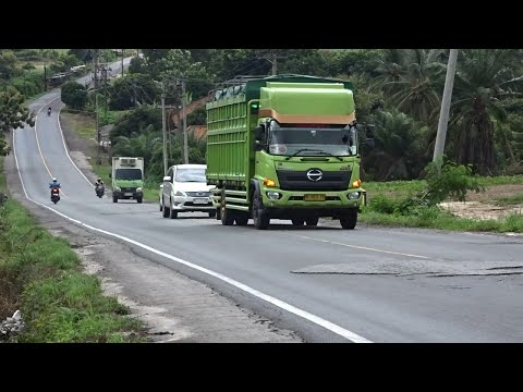 Camión Muy Cargado En Una Pendiente Alta - Heavy load truck on high slope