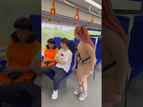 I pranked a doll and her boyfriend on the subway...🫣😂🦑 #ruiva #pranks #squidgame