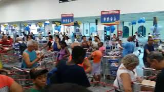 Clientes fazem suas compras no Aniversário Guanabara 2017 na loja de Niteroi