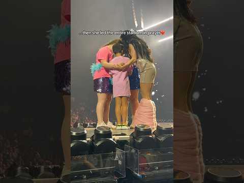 A fan passed out at Katy Perry’s Concert 🥺