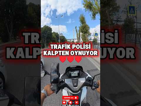 TRAFİK POLİSİ YENİ BAŞLAYAN MOTORCUYA ZARAR GELMESİN DİYE TRAFİĞİ KESİYOR