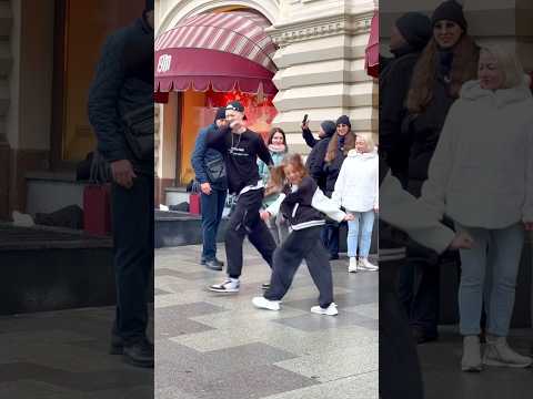 WALKING DANCING GIRL 😂😂❤️