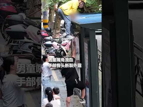 男童从6楼坠落至公交站棚顶，外卖小哥爬上棚顶紧急救援。｜中国湖北　意外事故　见义勇为　大难不死必有后福　#kid #deliveryguy #rescue #safe #lucky #China