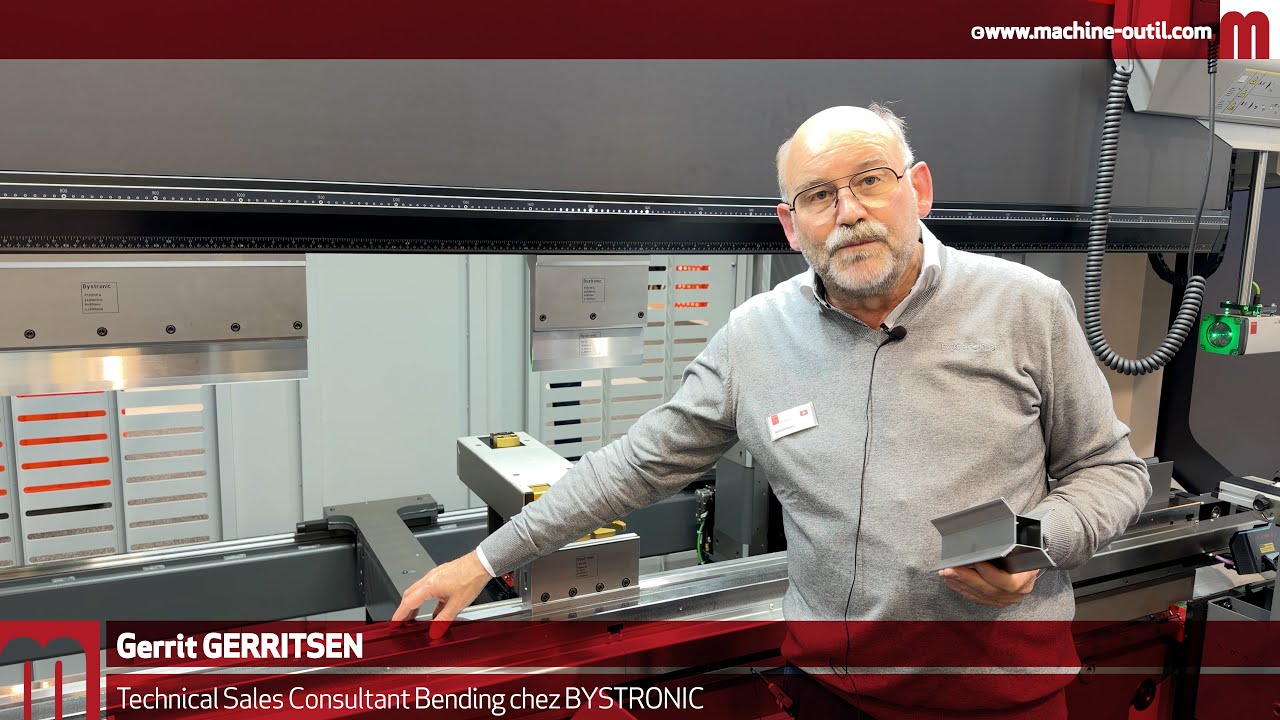 Presse plieuse avec table coulissante pour un positionnement rapide des outils