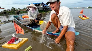 Ông Bà Cặm Cụi Trên Chiếc Xuồng Cũ – Mẻ Cá Dính Trắng Lưới Khiến Người Xem Nhói Lòng