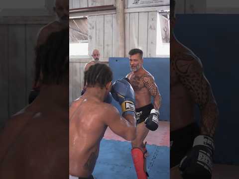 NÃO AJUDE seu oponente a te bater. Zona de segurança no Muay Thai.