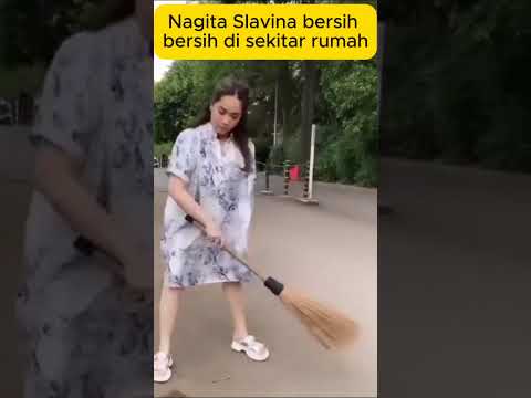 Nagita Slavina nampak bersih bersih di sekitar rumah Andara