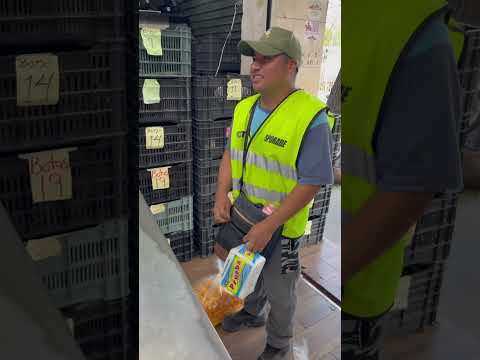 Pagando toda su mercancía
