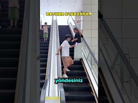 Bu Adam Neden Yürüyen Merdivene Ters Binmiş.😅