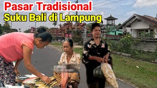 Suasana Pasar Tradisional Suku Bali di Lampung 