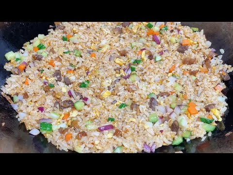 大廚教你路邊攤特色炒飯的做法，粒粒分明，香味濃郁。【留意美食】#路邊攤炒飯 #特色炒飯做法 #炒飯技巧 #家常美食