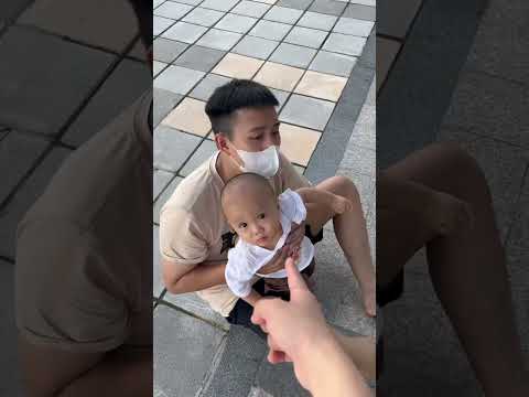 Giải cứu em bé