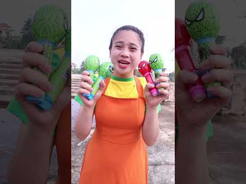 ST - Kẹo Mắt Công Bằng Và Người Em Tốt Bụng Cùng Ăn Xúc Xích Cay Với Chị - fair eye candy #shorts