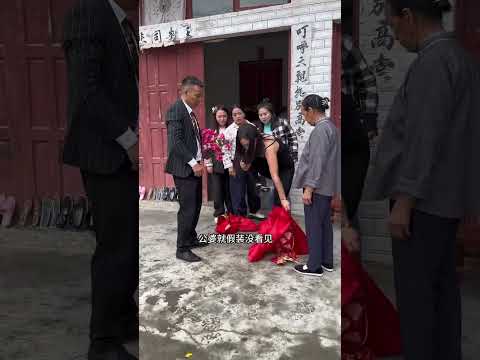 结婚当日新娘母亲被拒之门外，愤怒妻子立刻脱下婚纱离开新郎家#亲子 #亲情 #家庭 #农村生活 #正能量 #善恶就在一念之间