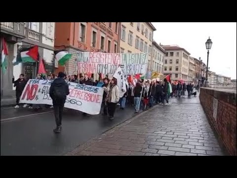 Il corteo degli studenti a Pisa: «Noi un anno fa pestati per motivi politici»