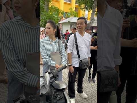 Vợ chồng Linh Tý Bích Trâm đứng đợi xe ra về tại tòa