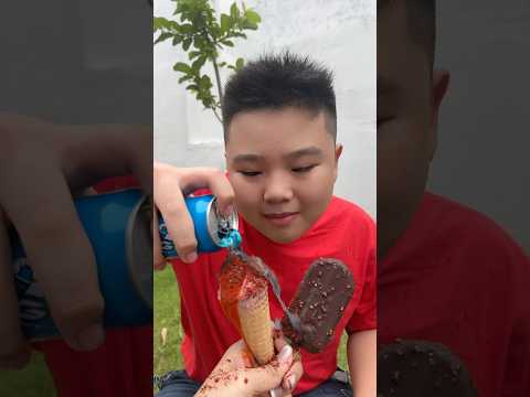 Thử thách nhắm mắt ăn kem ốc quế dâu,siting xanh dương,kem socola,sự kết hợp hoàn hảo #shortvideo
