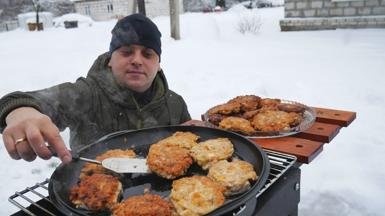 Рубленые куриные котлеты в сковороде на огне 0