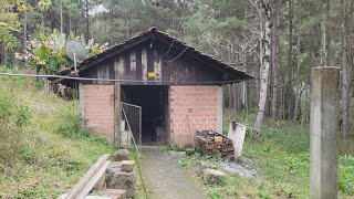HOMEM DE 81 ANOS VIVE ISOLADO NESSA CASINHA A MUITOS ANOS