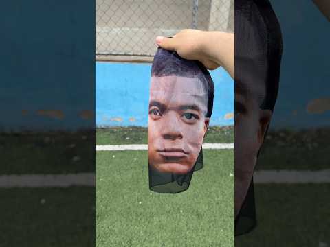 TROLLEI a tropinha no campo com o MBAPPÉ fake 🤣 #Shorts #futebol