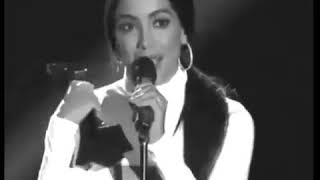 "O mundo tem sido cruel com teu riso"😊❤(Anitta)