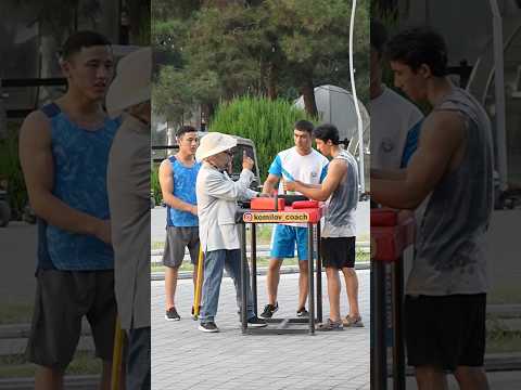 Arm wrestling Old man prank 25KG Cane 😧