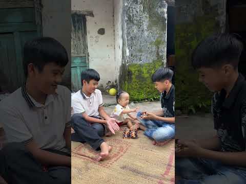 Em bé thông minh chia sẻ chân gà #shorts