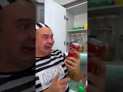 Полицейский на синем тракторе ловит воришку #shorts