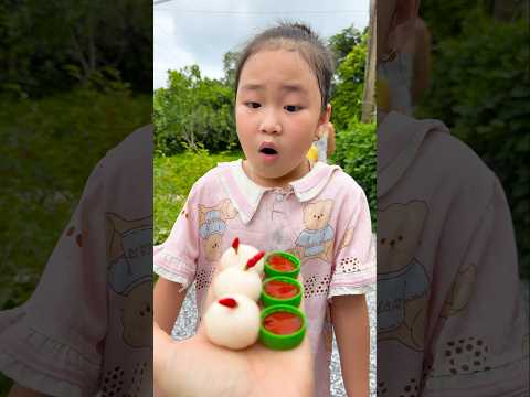 Cậu bé tốt bụng ăn kẹo dâu và kem Celano ,ớt cay siêu ngon sự kết hợp hoàn hảo
