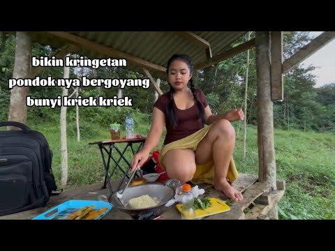 Menikmati alam pedesaan masak mie goreng kampung pakai sayuran segar hasil alam