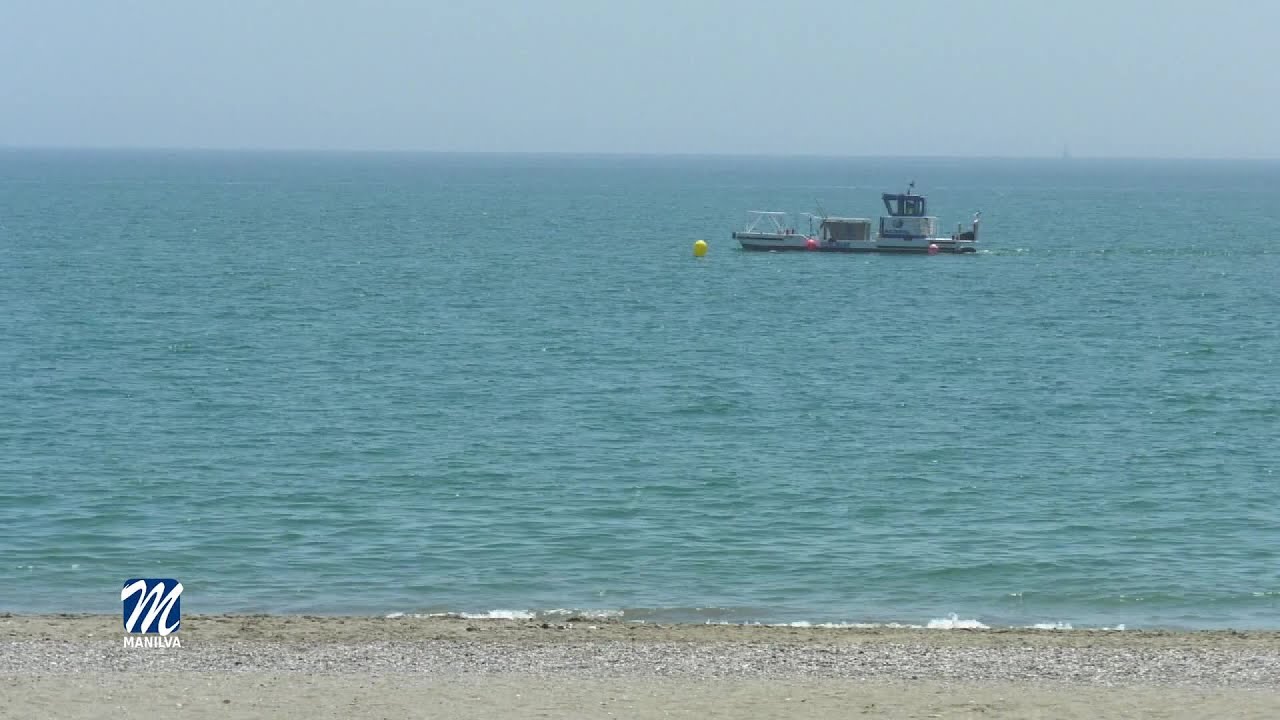 Los denominados barcos quita natas continúan con su labor limpieza del litoral