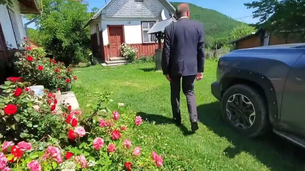 Иногда аист ошибается, а иногда роняет и видно что очень часто