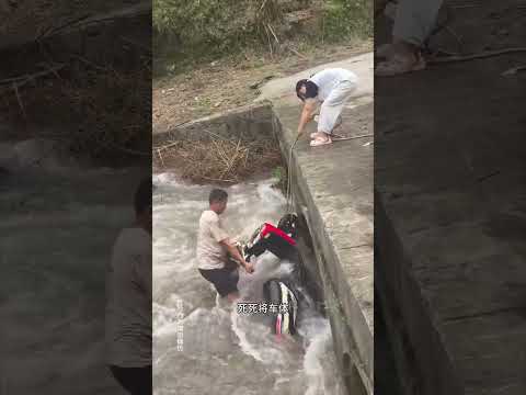 Emergency rescue: Unconscious in river after car accident