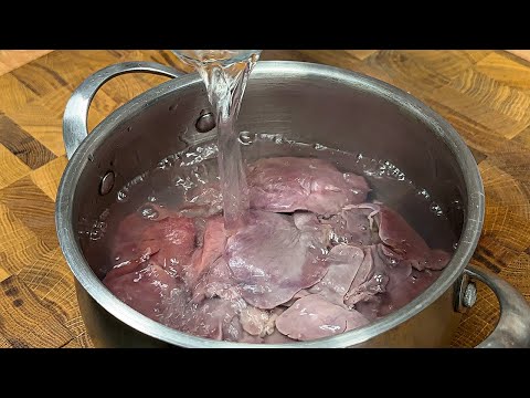 Vertí agua hirviendo sobre el hígado de pollo y agregué mostaza! Receta deliciosa y sencilla!