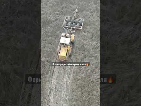 Дистанційно керуючи трактором фермери у Харківській області розміновують поля🔥 #kharkiv