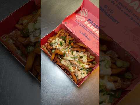 Nos frites avec fromage ร raclette ๐