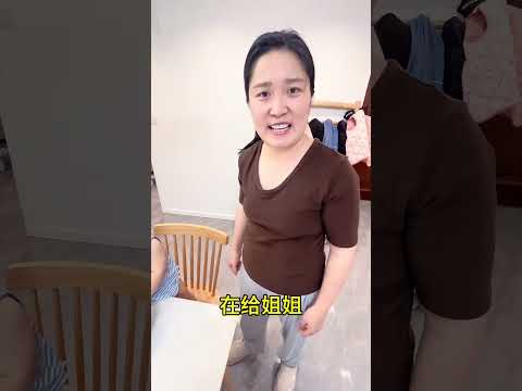 爸爸端来草莓，弟弟不给姐姐吃，姐姐本来想跟爸爸说下也想吃，没想到爸爸这样回复。多亏妈妈正义啊。