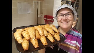 Conos de masa filo  rellenos de queso y beicón