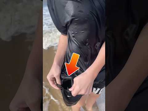 لن تصدق ما وجد في جيبه بعدما خرج من البحر 😱