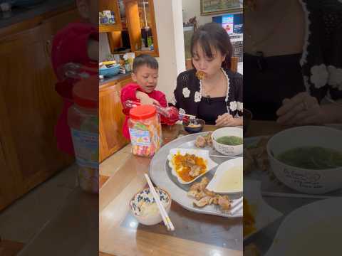 Cậu bé mũ vàng đổ nước ngọt vào bát cơm của mẹ và cái kết