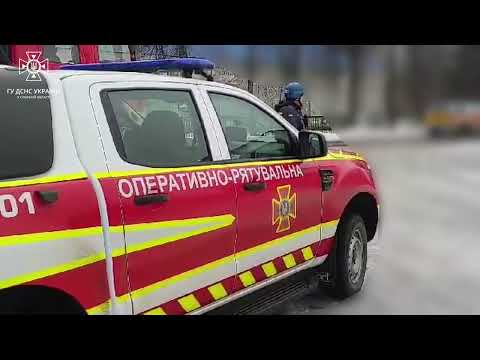 Шосткинський район: співробітники ДСНС проводять аварійно-відновлювальні роботи на місці нанесеного ворожого удару