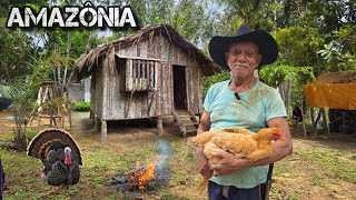 ELE TEM 83 ANOS e VIVE ISOLADO NA SELVA SEM ENERGIA COM SEUS  ANIMAIS, PLANTANDO SUA PROPRIA COMIDA