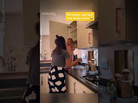 She kissed the family mug before helping her mom 🥹