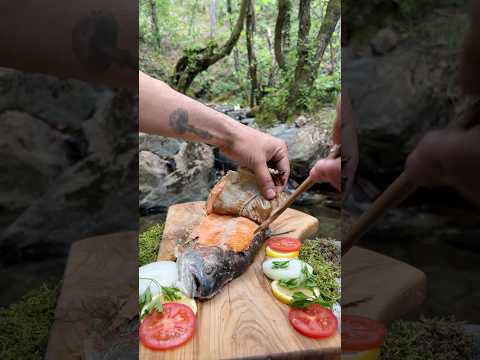 Tuzda Bütün Somon Pişirme 🐟| Cooking Whole Salmon in Salt