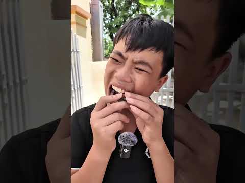 cậu bé tội nghiệp đói bụng phải ăn gạch 🥹 #shortvideo #funny