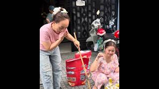 Náo loạn tại nhà Hồng Loan bị giựt mất bọc tiền trên tay
