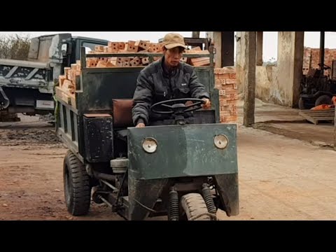 Công nông ba bánh chở gạch trong xí nghiệp | Tricycle carrying bricks in the factory